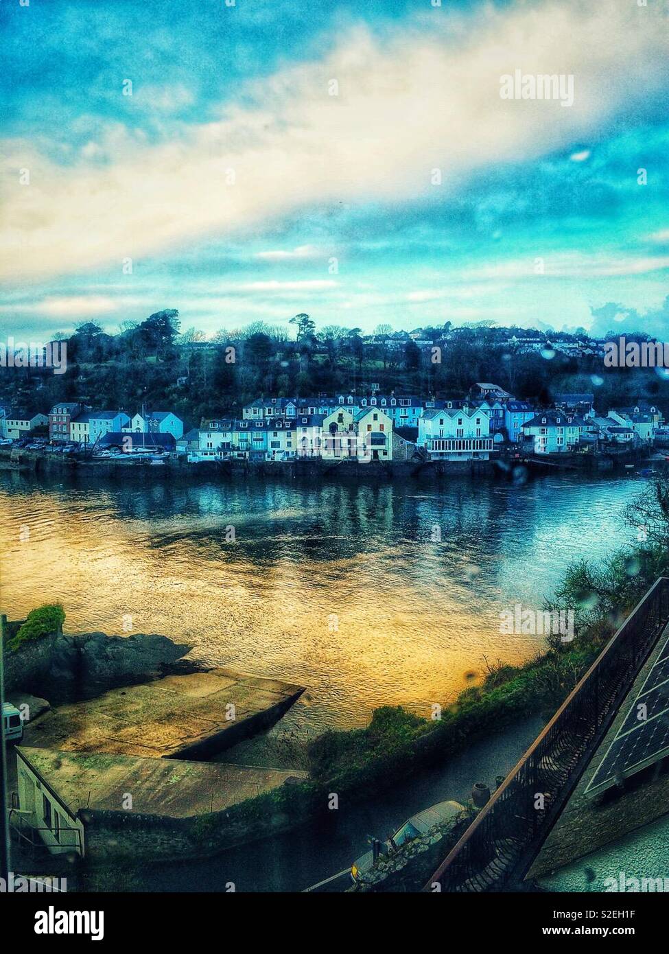 Blick über das Wasser - Smartphone-aufgenommenes Stockfoto