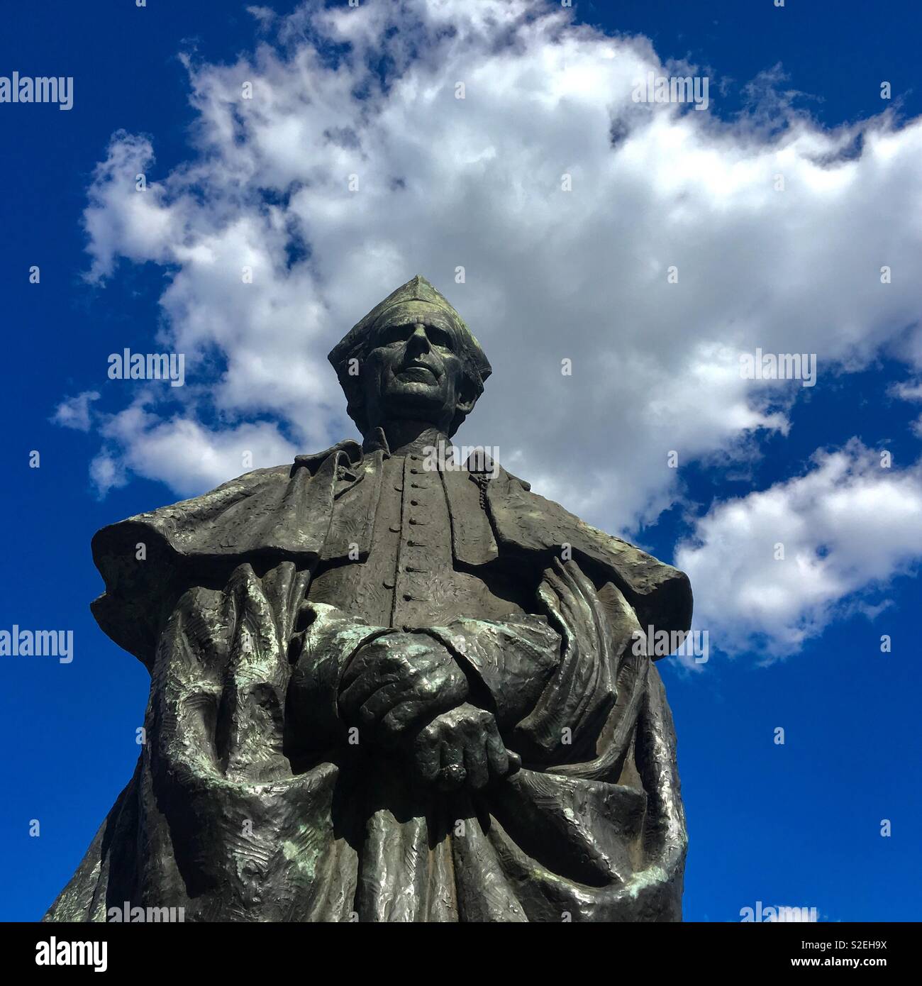 Statue von Erzbischof in Melbourne außerhalb der St. Patrick's Kathedrale mit blauem Himmel und Wolken Stockfoto