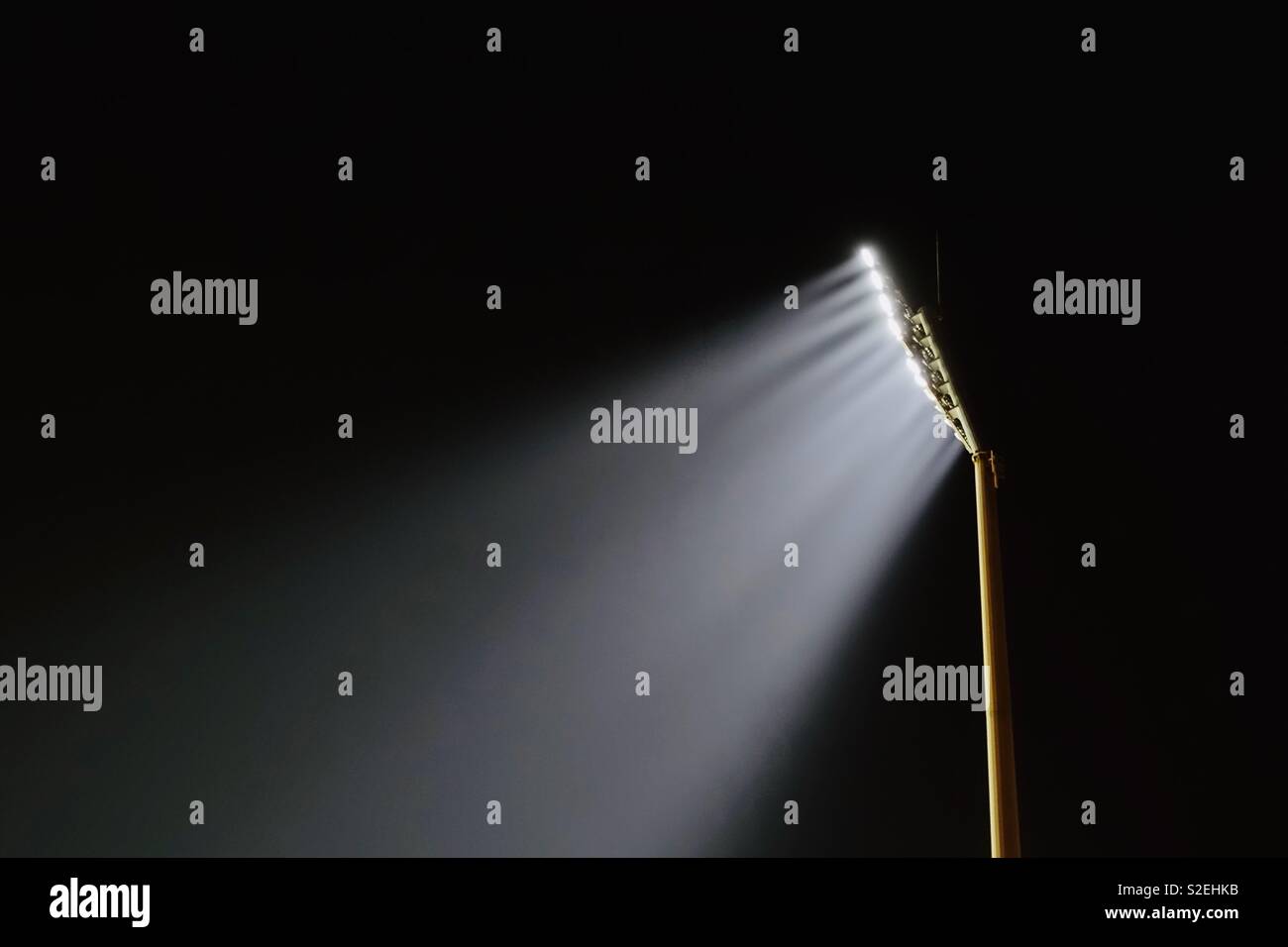 Single Flutlicht Mast in der Nacht Stockfoto