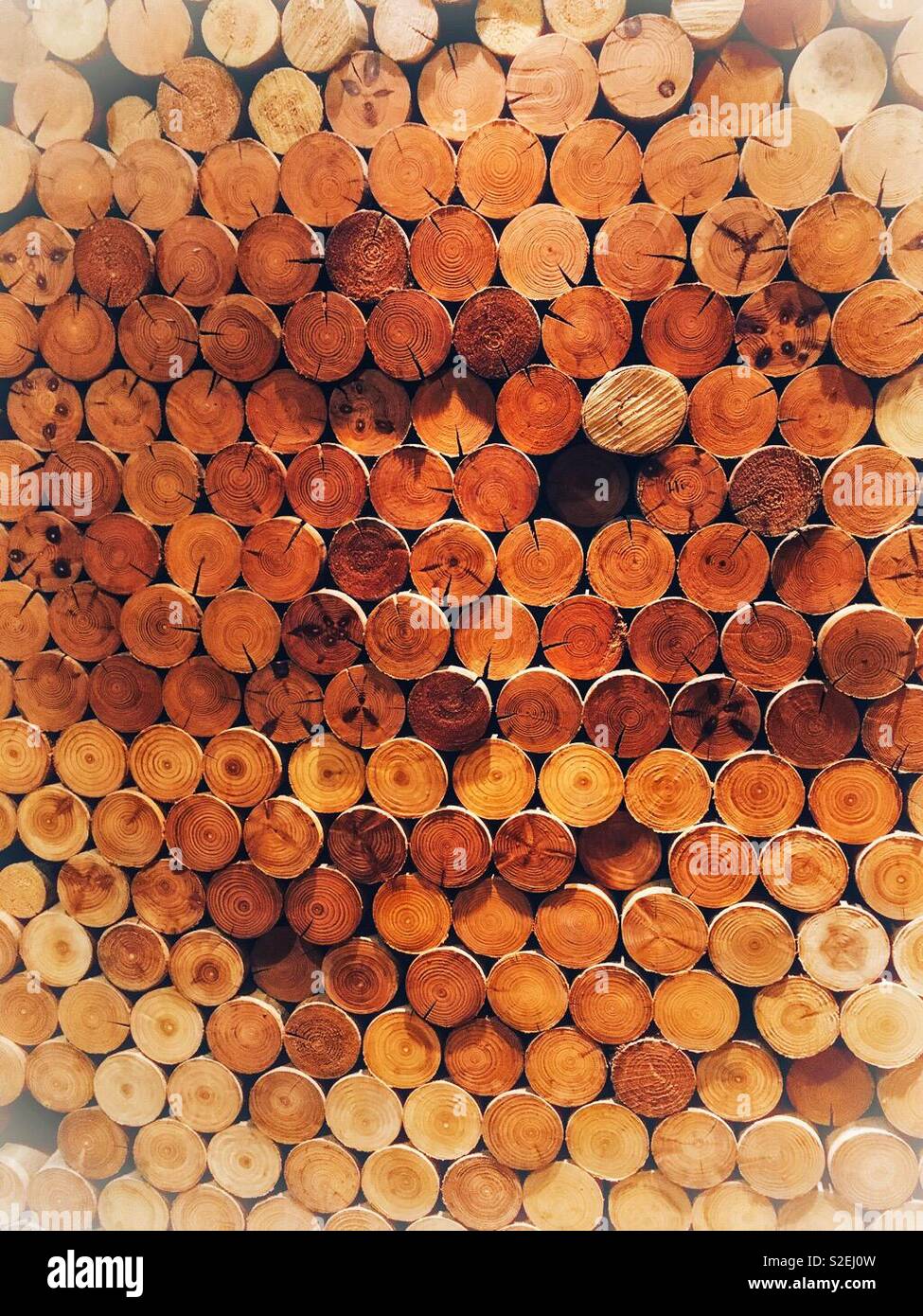 Mit Holzmöbeln gemusterten Wand - Smartphone-aufgenommenes Stockfoto