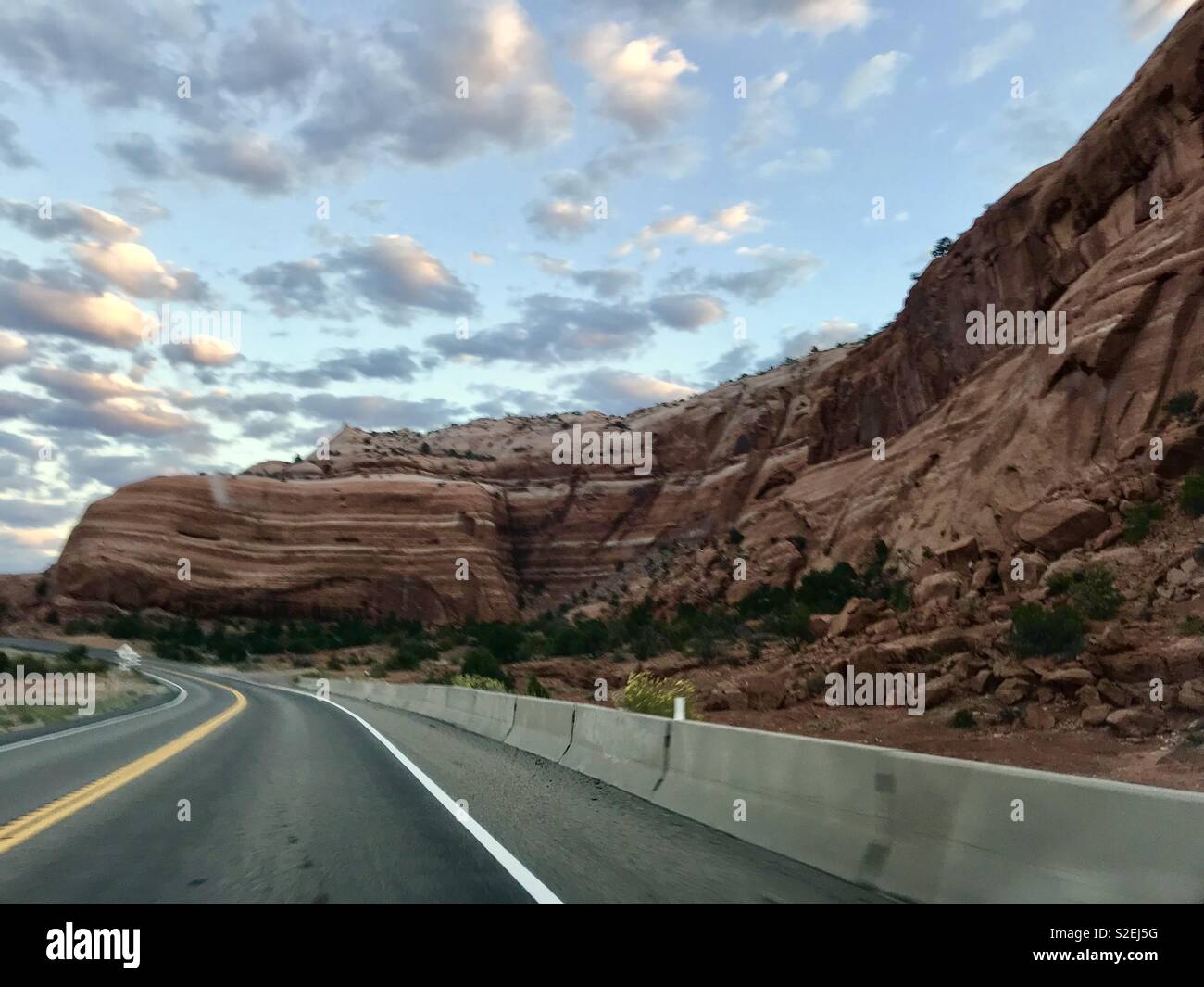 Gestreifte Felsen in der Nähe von Moab Utah - Smartphone-aufgenommenes Stockfoto