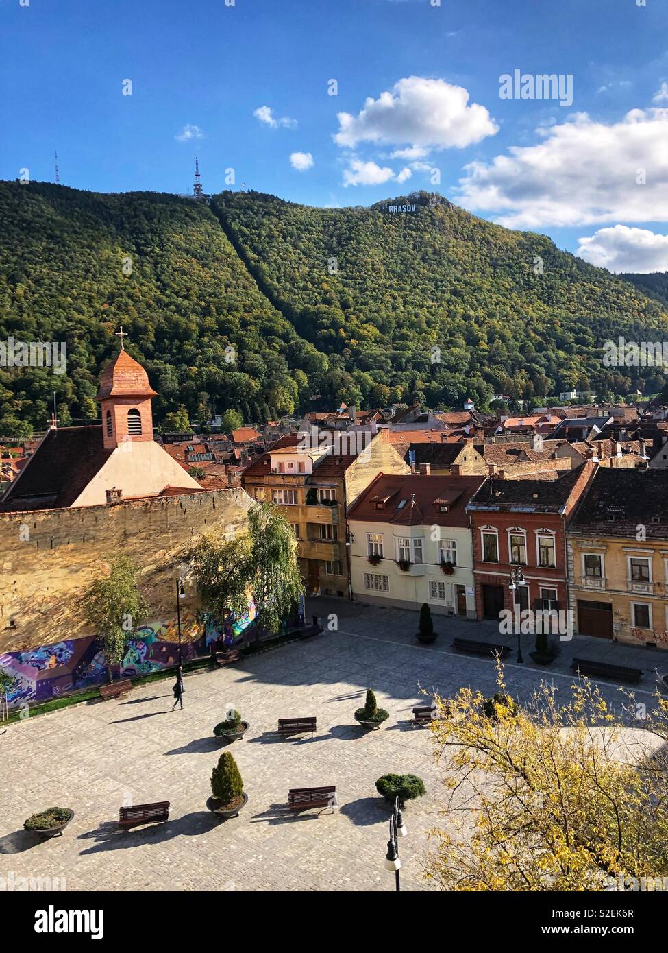 Herbst in Brasov, Rumänien. - Smartphone-aufgenommenes Stockfoto