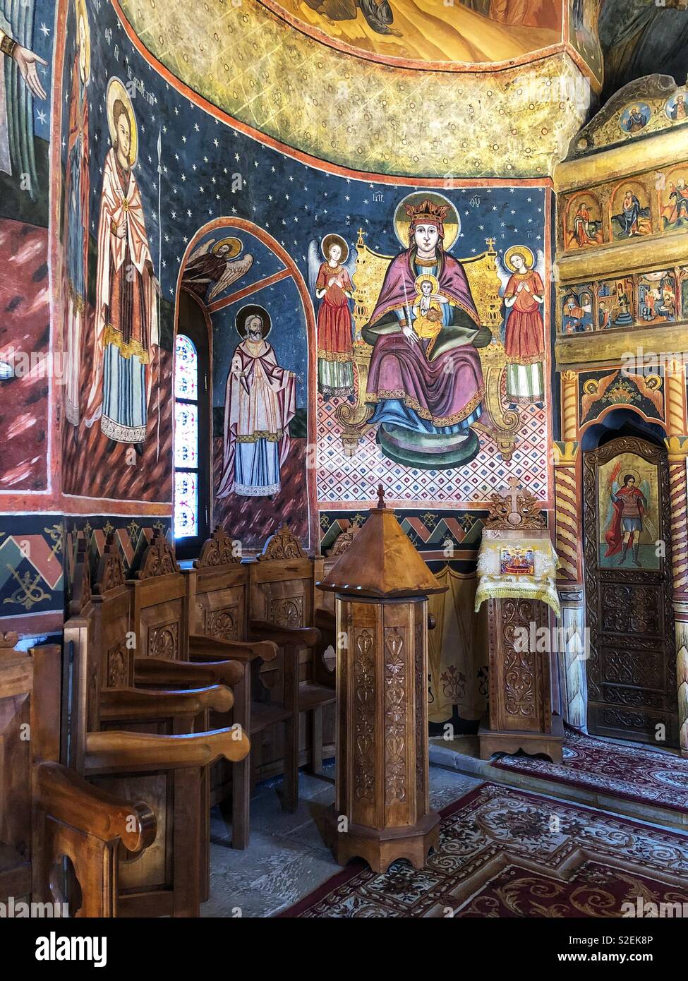 Die reich verzierte Kirche Innenraum der Sinaia Kloster in Rumänien. - Smartphone-aufgenommenes Stockfoto