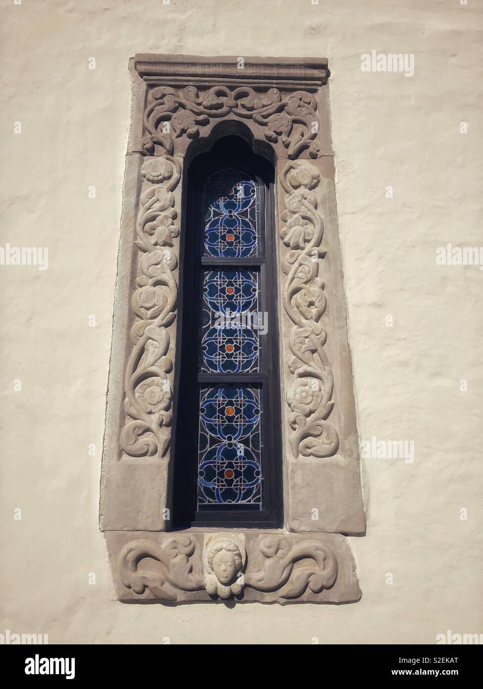 Eine schmale Stain Glass Fenster. - Smartphone-aufgenommenes Stockfoto