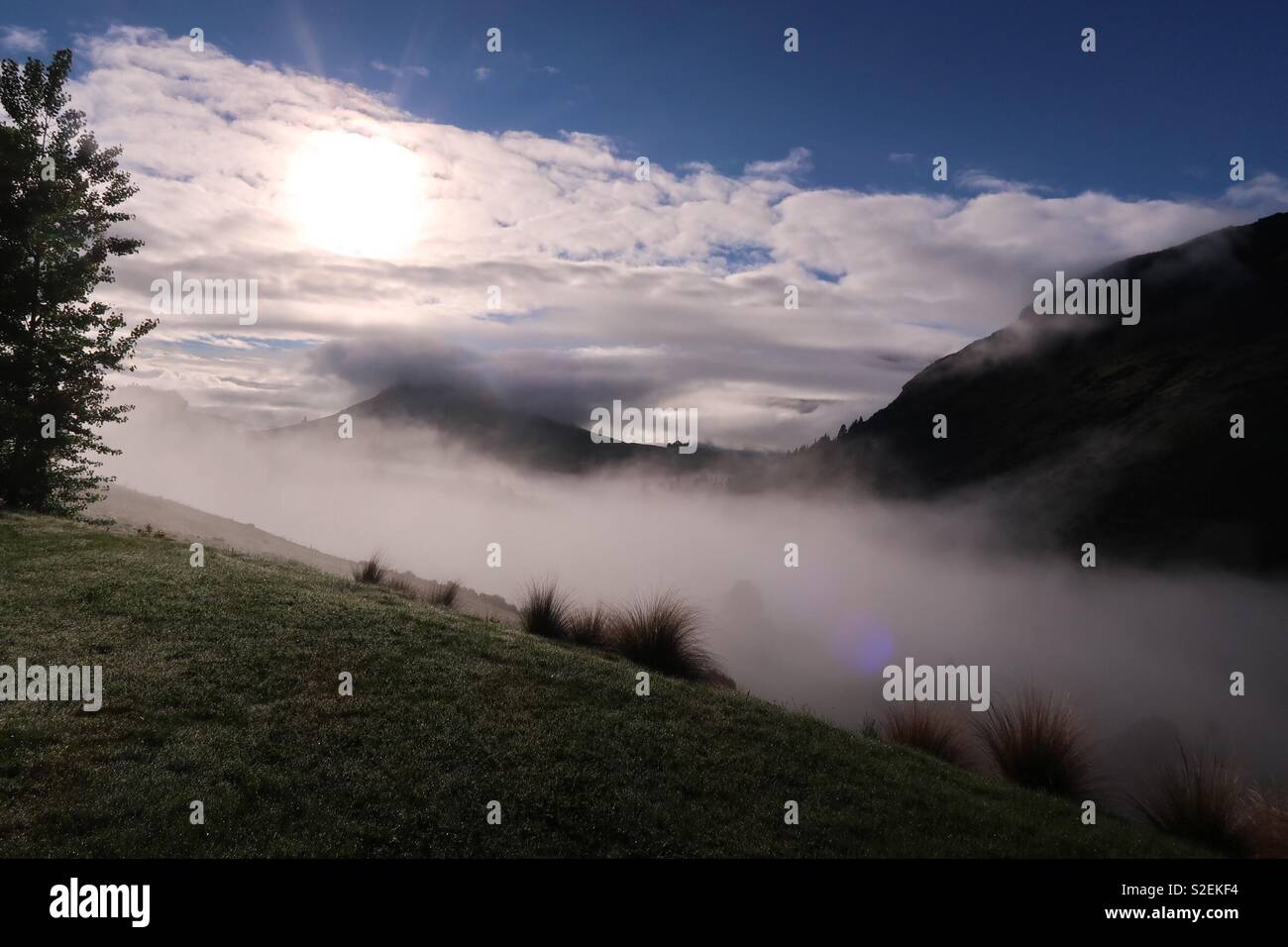 Queenstown Neuseeland. Morgen Nebel im Tal - Smartphone-aufgenommenes Stockfoto