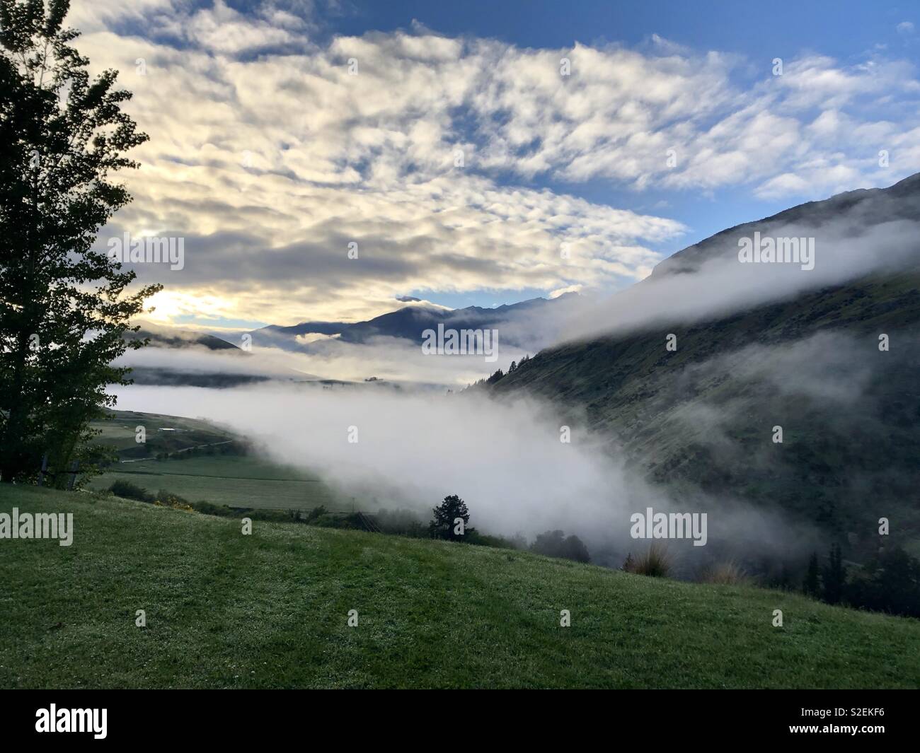 Queenstown Neuseeland. Morgennebel - Smartphone-aufgenommenes Stockfoto