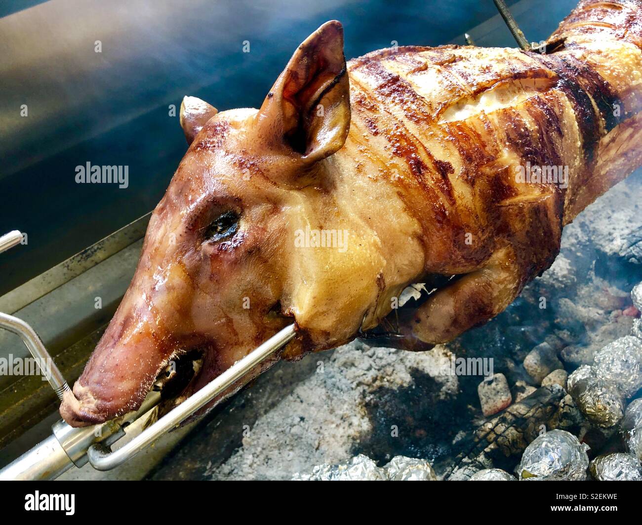 Schweinchen Braten am Spieß. Stockfoto