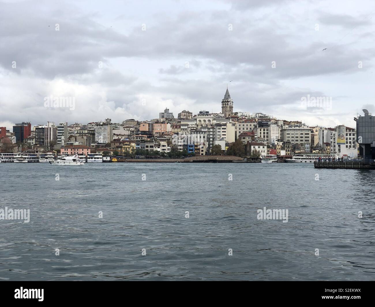 Galata Tower Blick vom Bosporus Meer Stockfoto