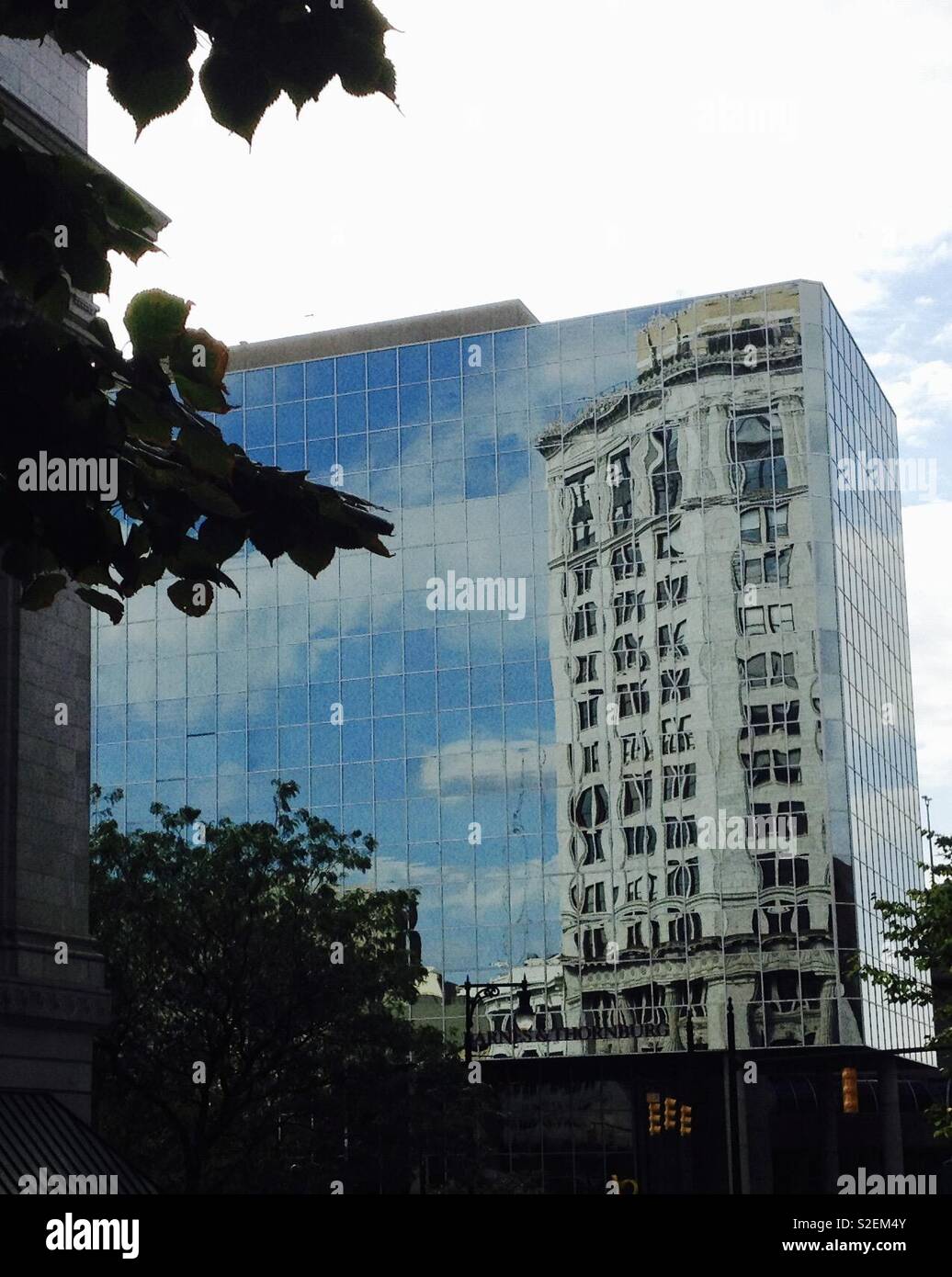 Reflexionen in einem Gebäude in Grand Rapids - Smartphone-aufgenommenes Stockfoto