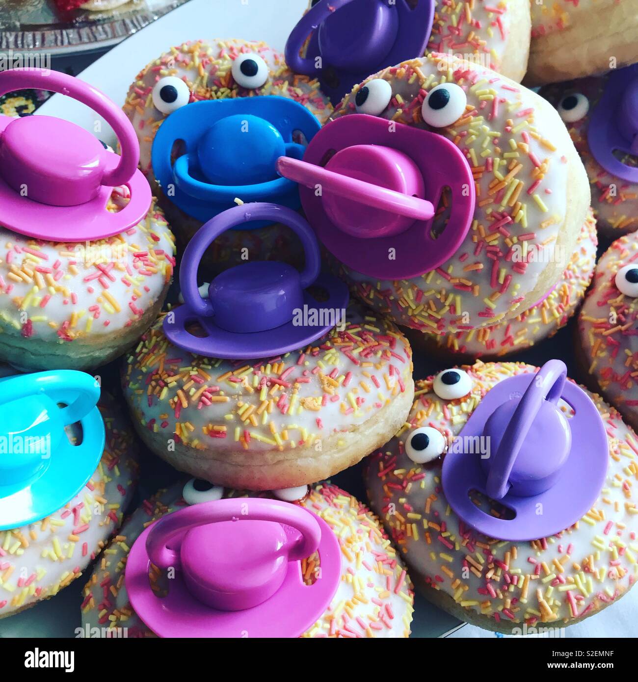 Baby Shower Ideas; Donuts mit Dummies Stockfotografie - Alamy