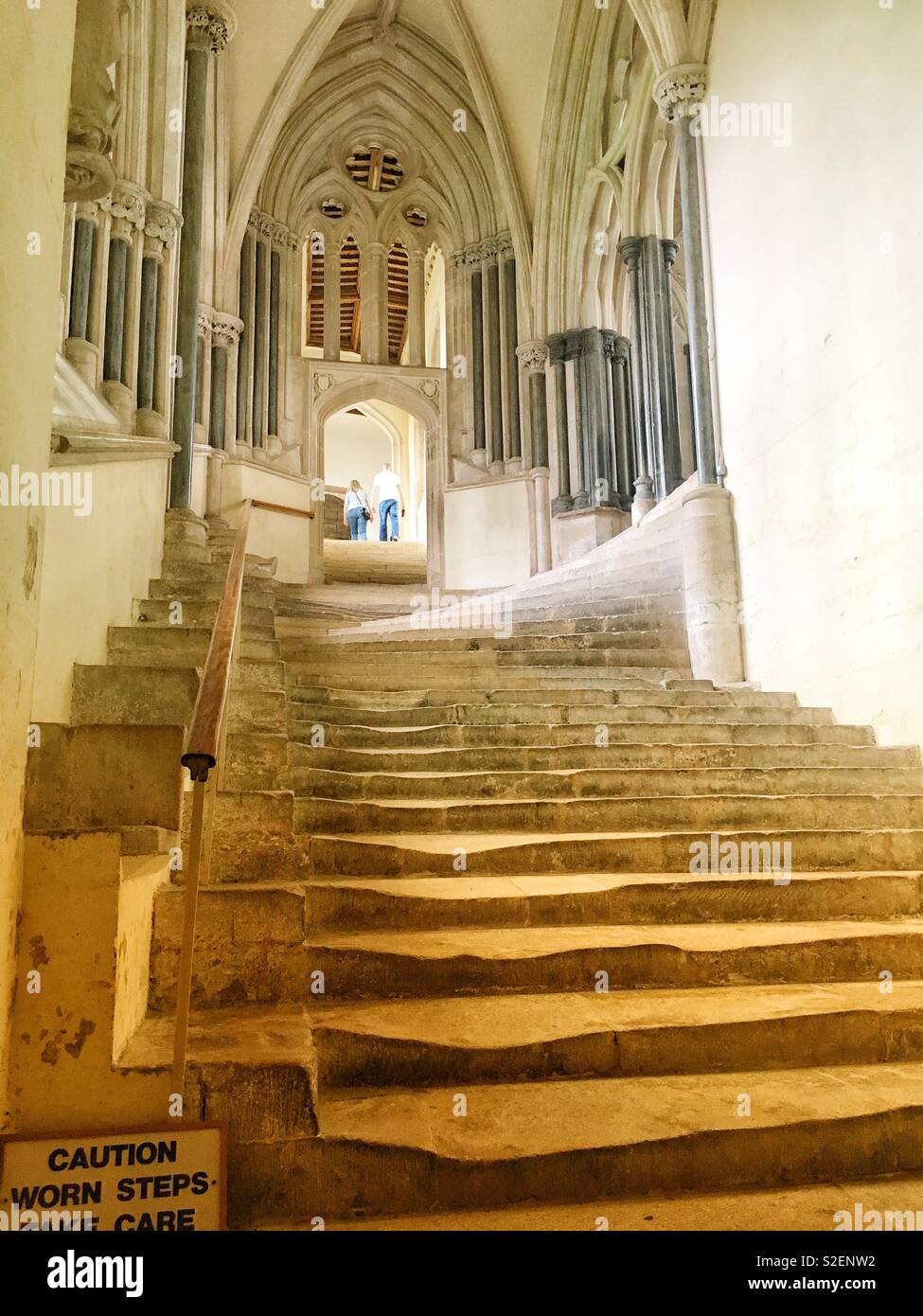 Langer Weg, bis die Schritte in Wells Cathedral - Smartphone-aufgenommenes Stockfoto