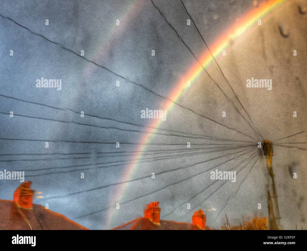 Regenbogen über Dächer Stockfoto