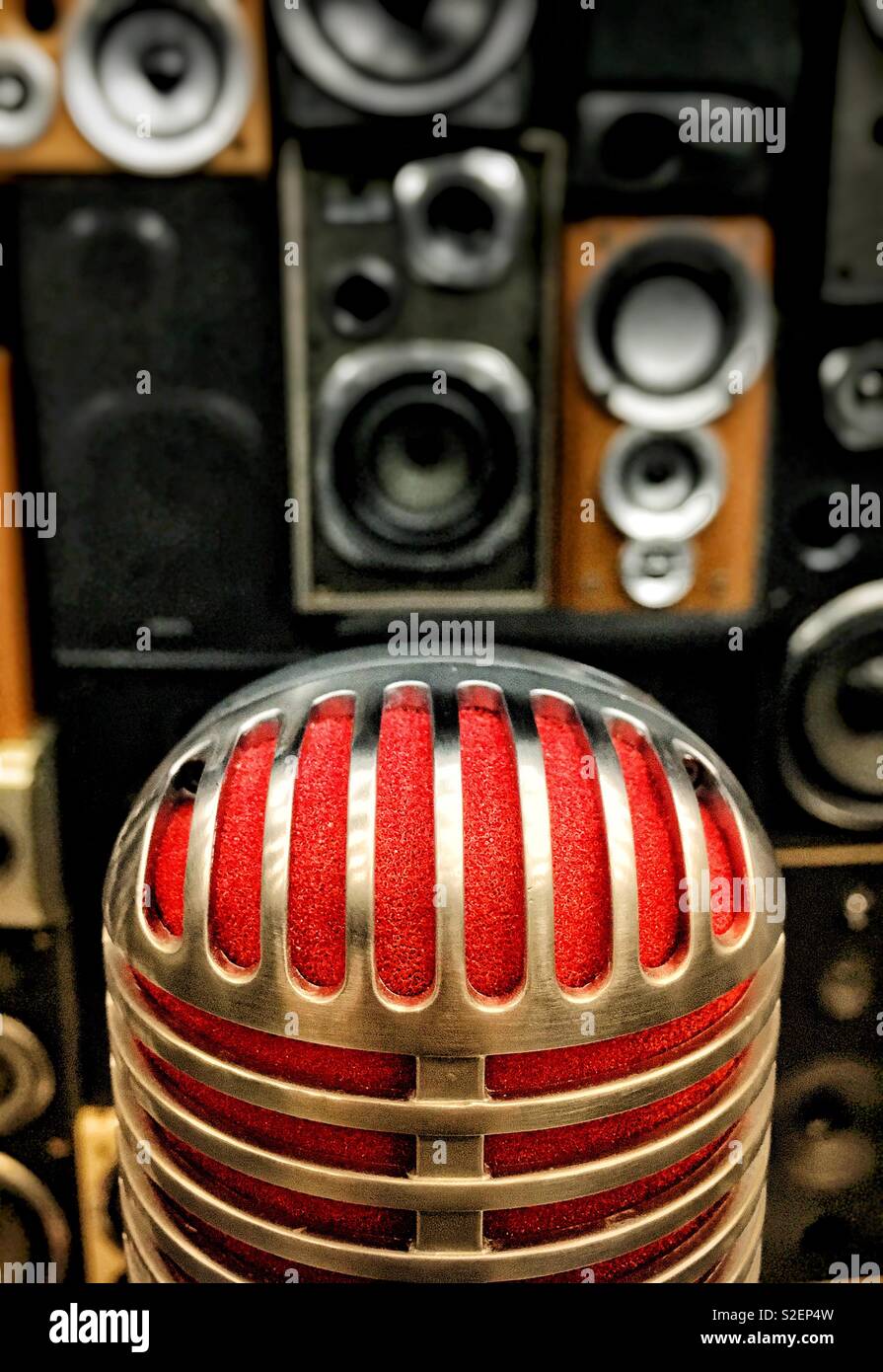 Classic Retro Stil Mikrofon vor Lautsprecher Wand Stockfoto