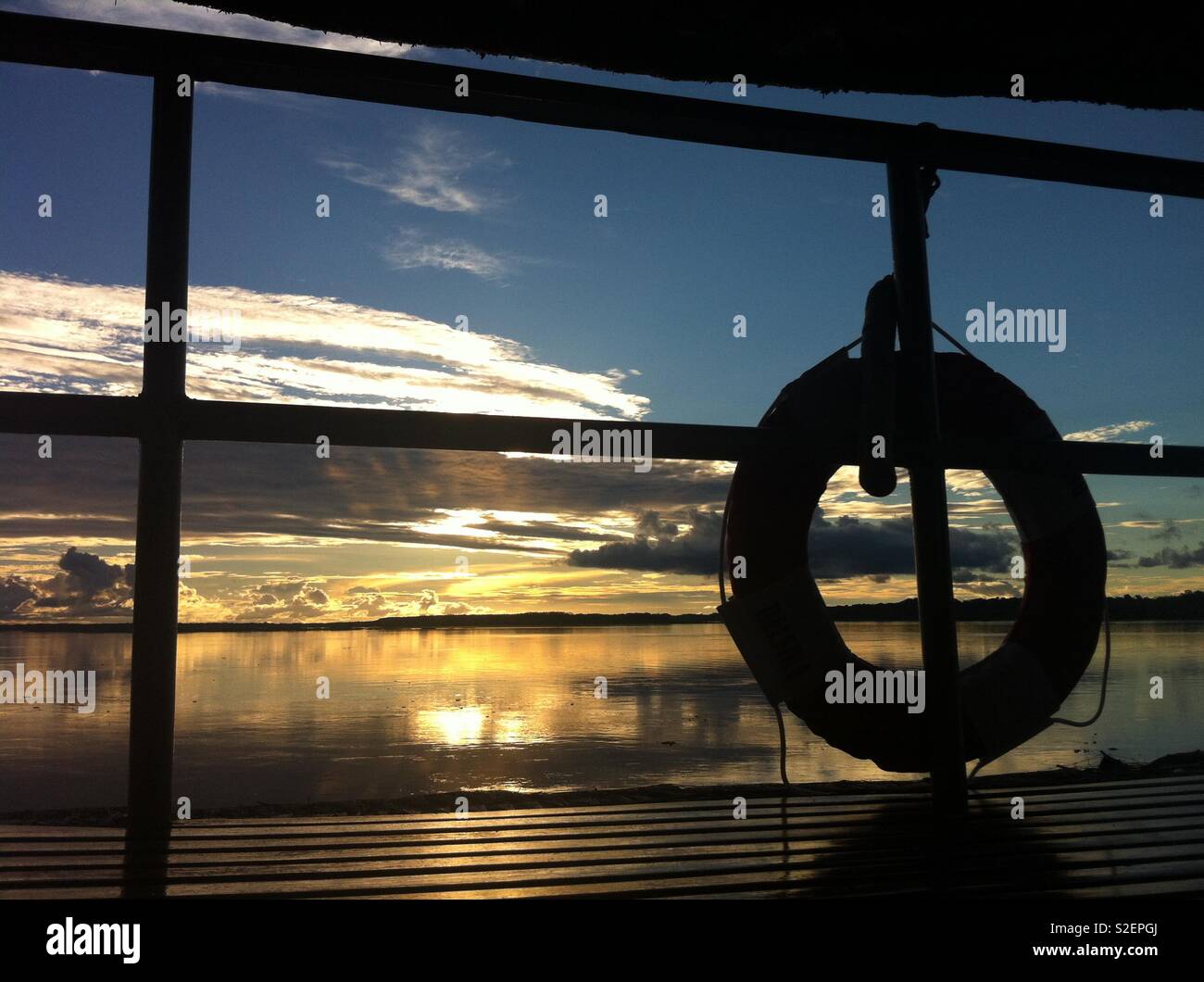 Sonnenuntergang vom Boot auf dem Amazonas in Peru Stockfoto