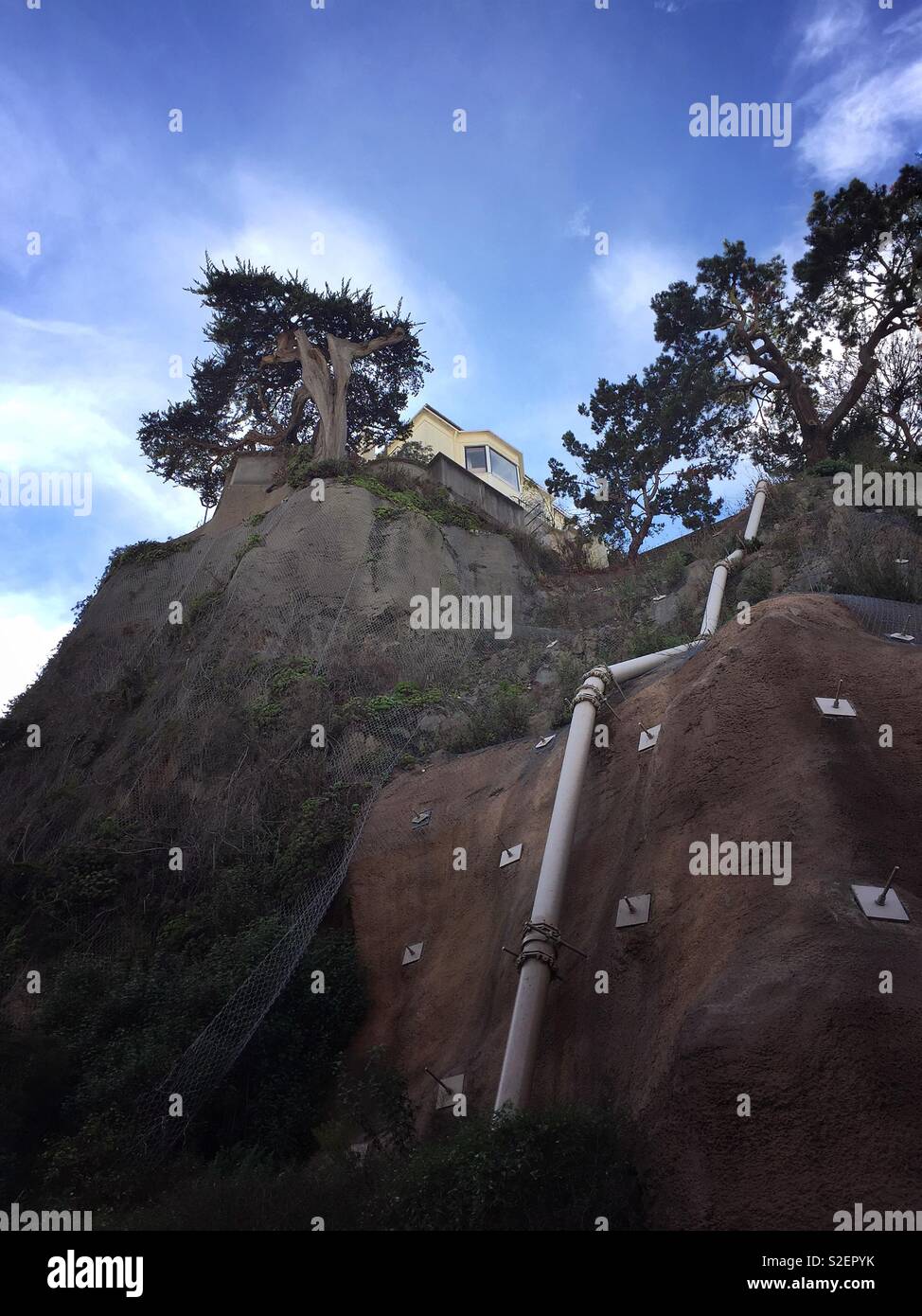 Haus und Baum gehockt, die am Rand einer Klippe in San Francisco - Smartphone-aufgenommenes Stockfoto