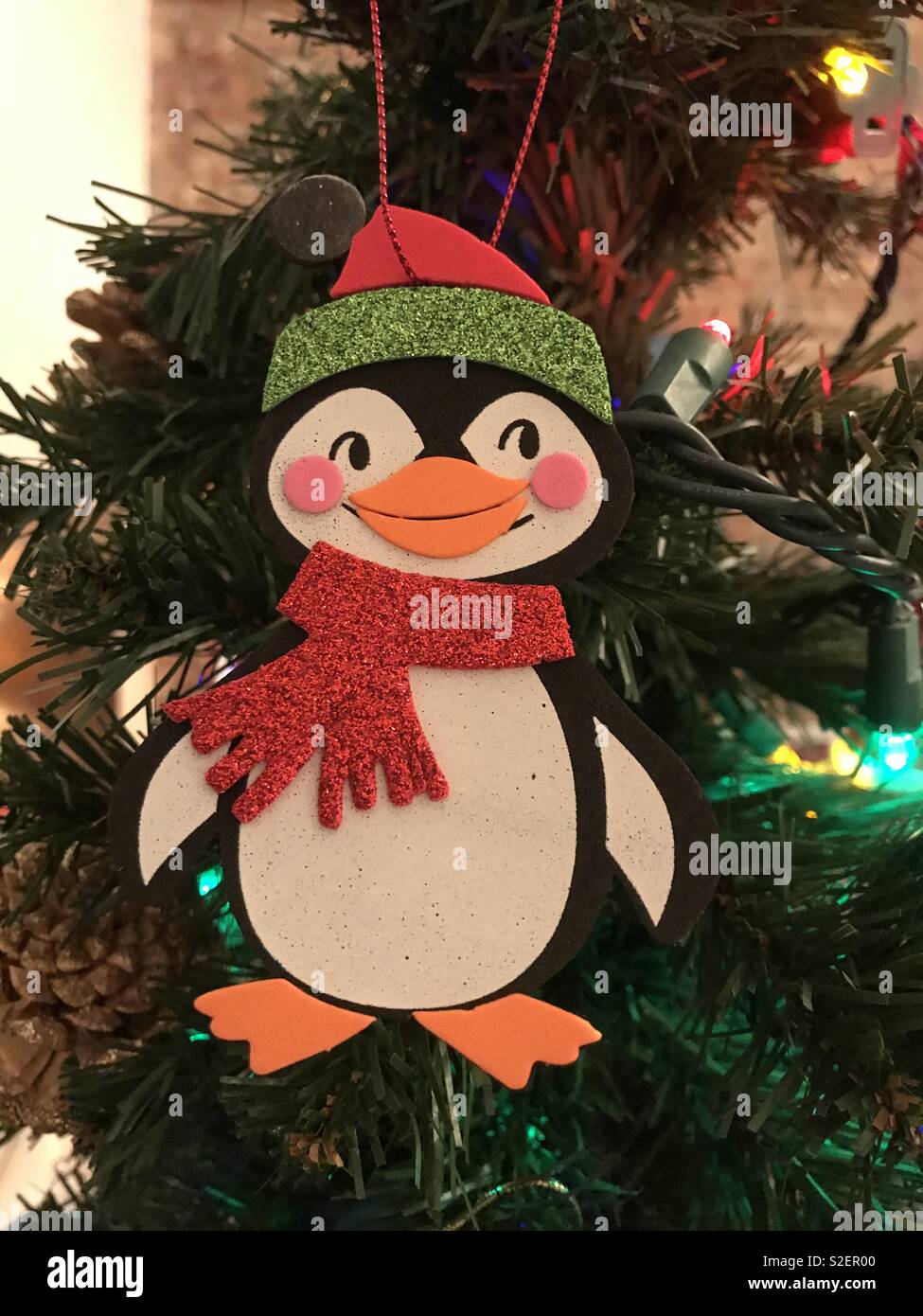 Christmas Ornament im Baum - Smartphone-aufgenommenes Stockfoto