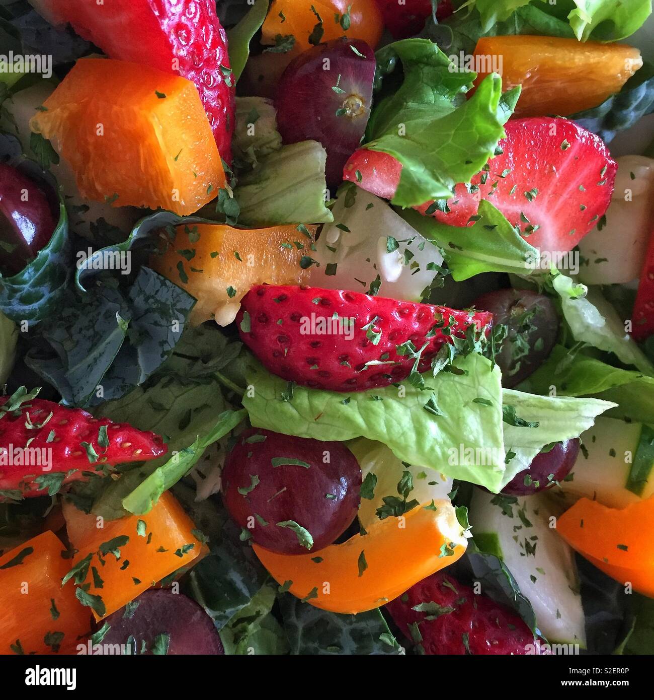 Gesunder Salat Mix mit Erdbeeren Stockfoto