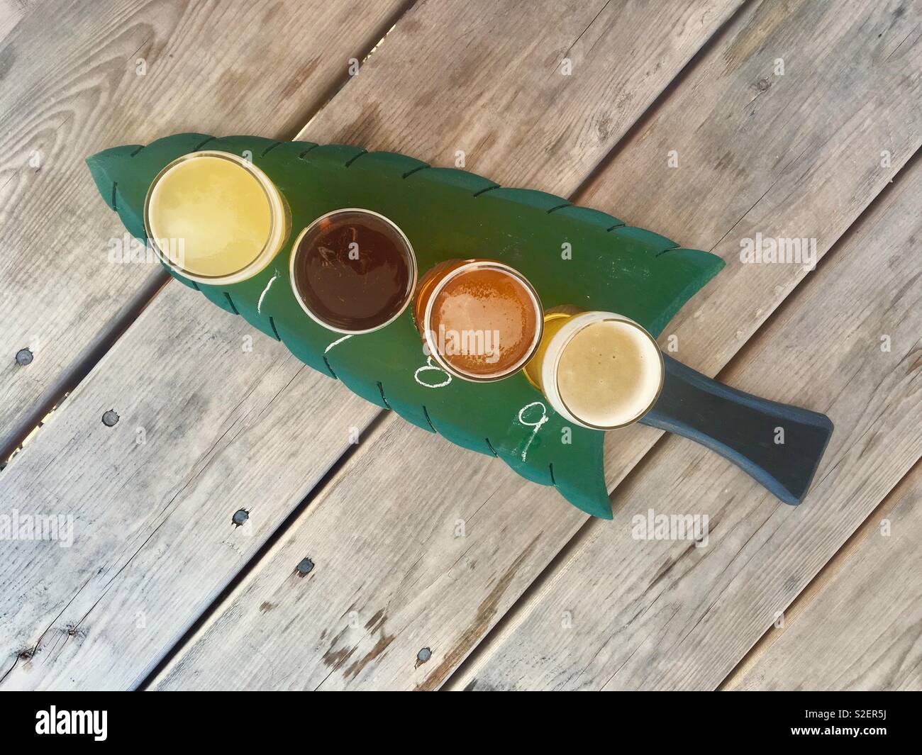 Handwerk Bier Proben auf ein Paddel - Smartphone-aufgenommenes Stockfoto