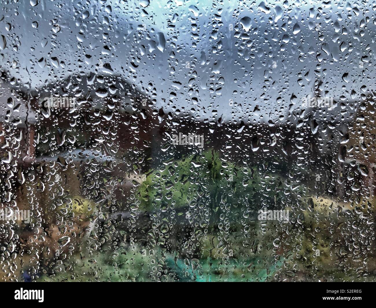 Regen am Fenster Stockfoto