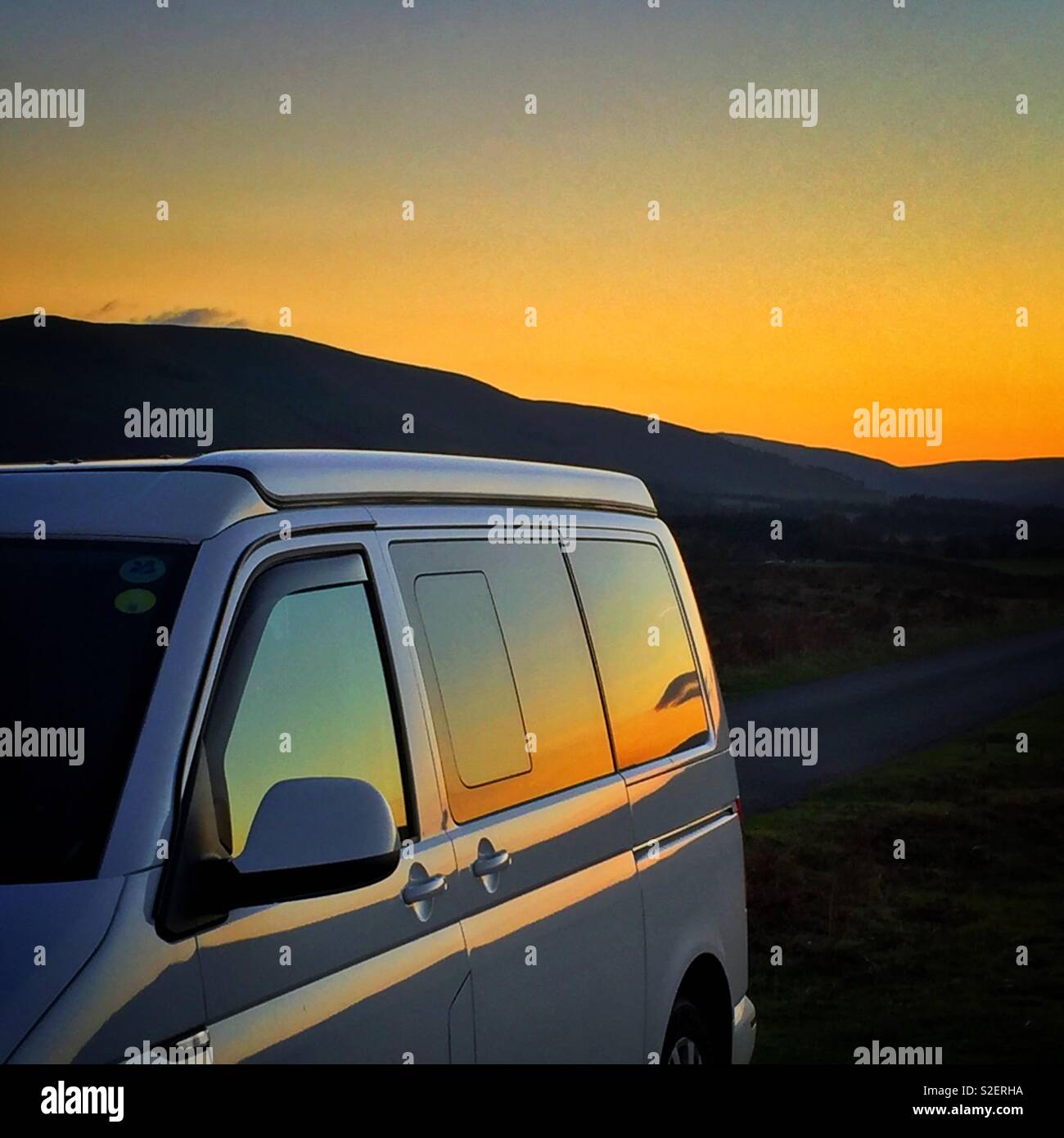 Farben des Sonnenuntergangs in einem Wohnmobil wider Stockfoto