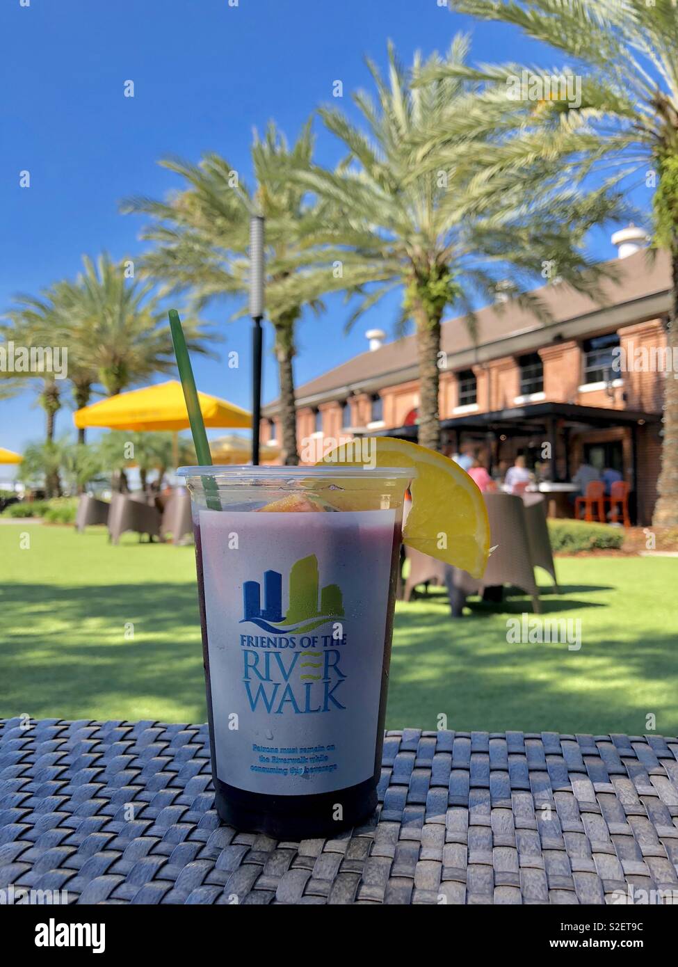 Ein Glas Sangria in einer Tampa Riverwalk Schale an Ulele Restaurant am nördlichen Ende des Tampa Riverwalk. Tampa Riverwalk ist ein offener Behälter, wo die Gäste mit alkoholischen Getränken schlendern können. - Smartphone-aufgenommenes Stockfoto