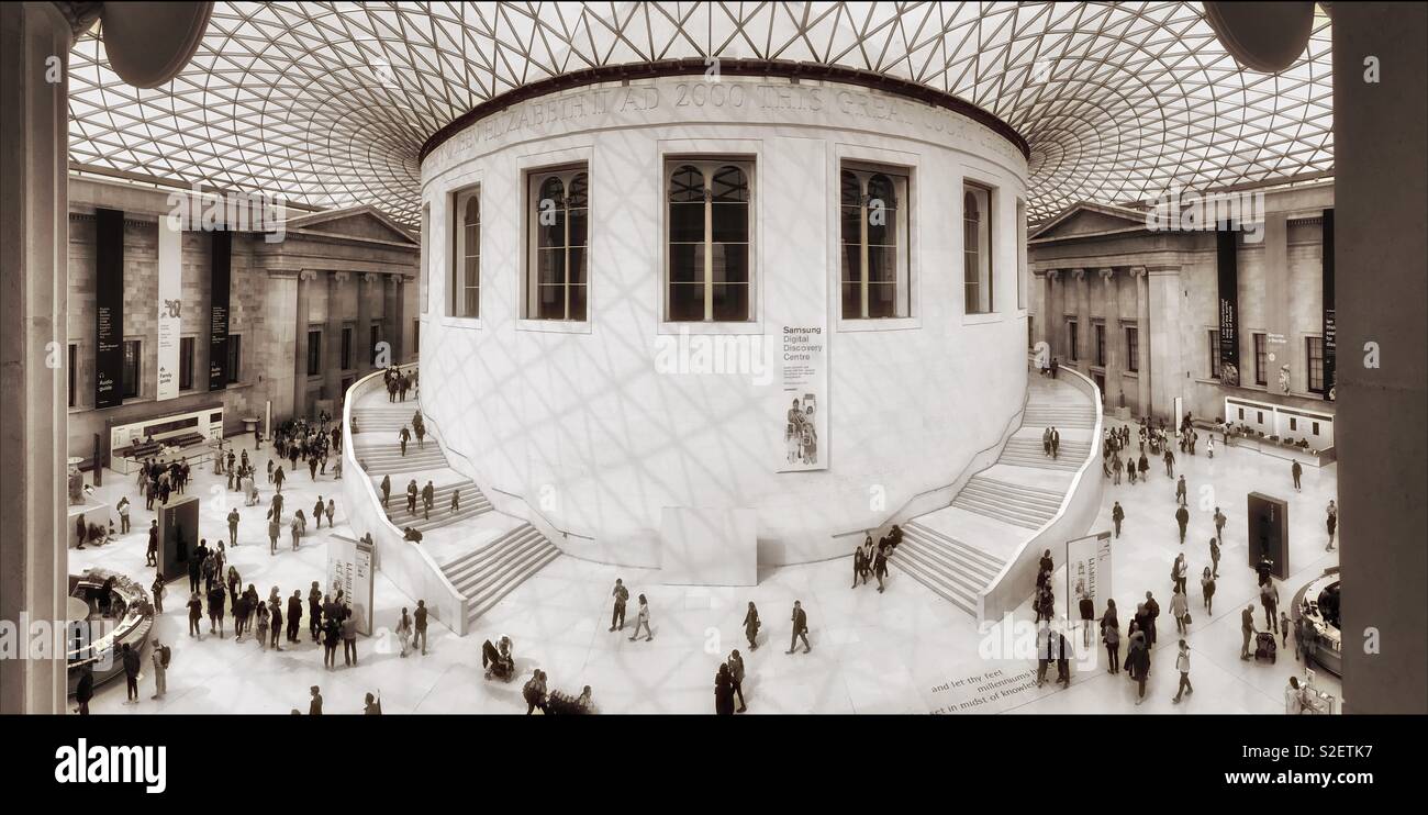 Panoramablick auf den Großen Hof im British Museum, London, England. In der Mitte ist der kreisförmige Leseraum. Dieses weltberühmte Museum bietet freien Eintritt. Foto - © COLIN HOSKINS. - Smartphone-aufgenommenes Stockfoto