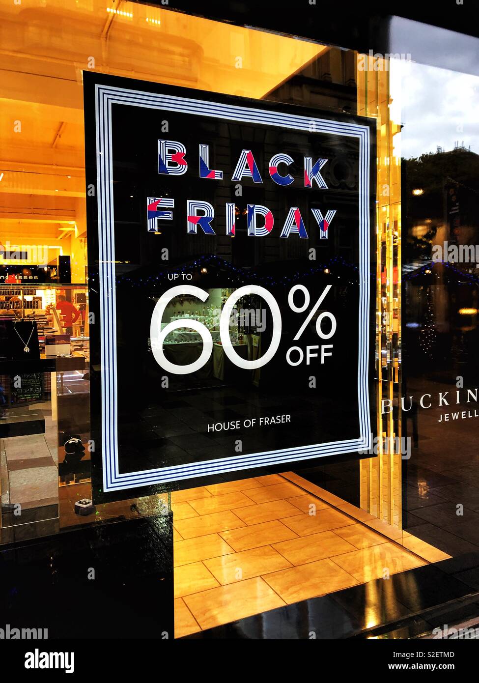 Schwarzer Freitag im House of Fraser Schaufenster, Cardiff, Wales. Stockfoto