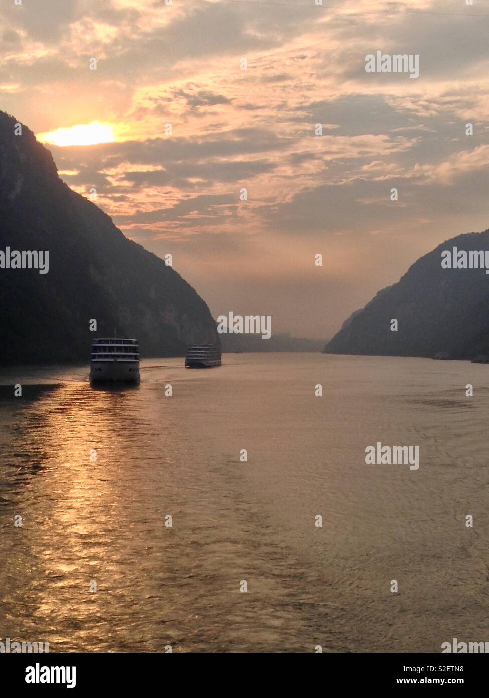 Sonnenaufgang auf dem yangtsé River in der Nähe von Yichang Stockfoto