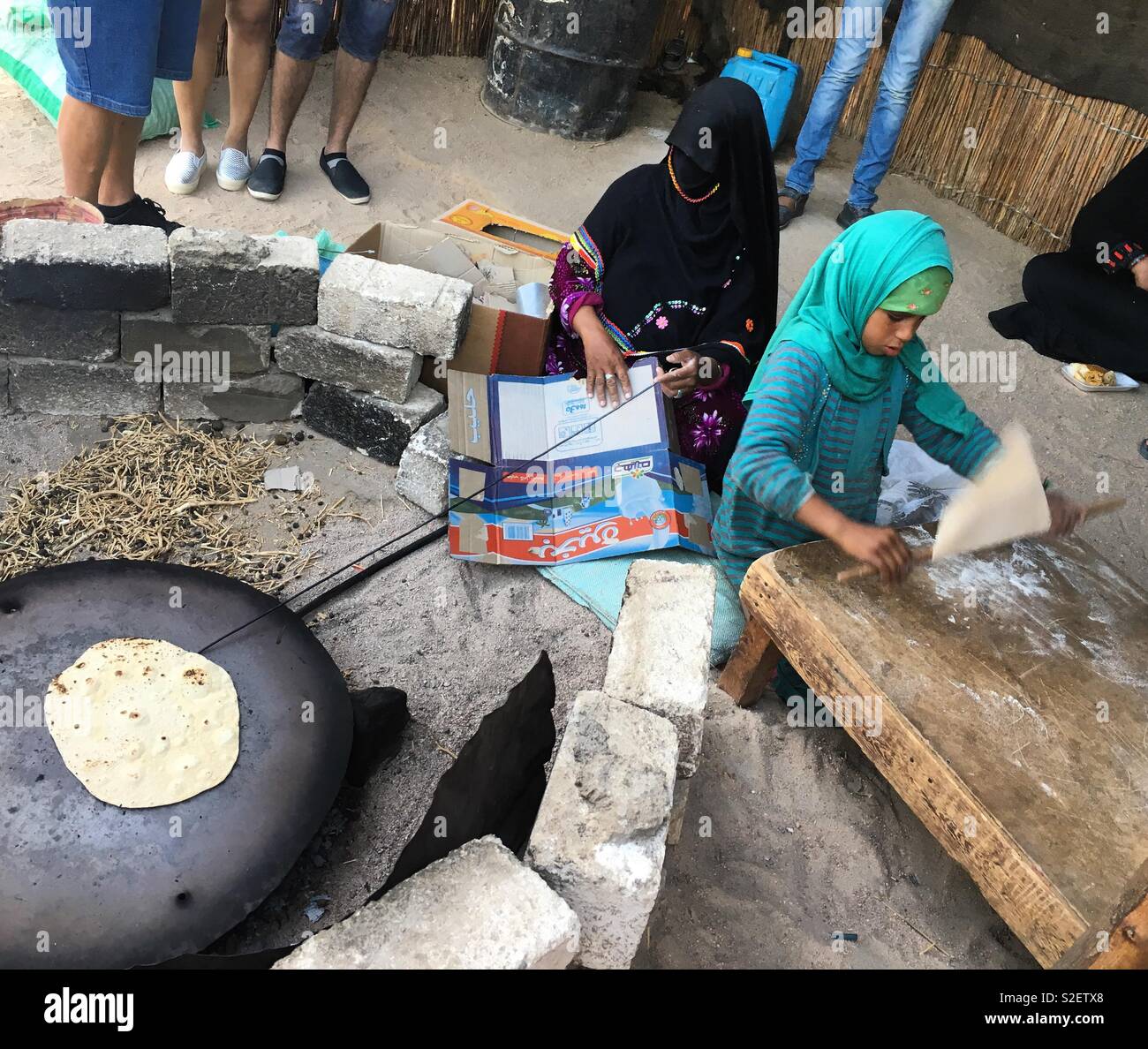 Beduinen Traditionelles Brotbacken, Ägypten Stockfoto