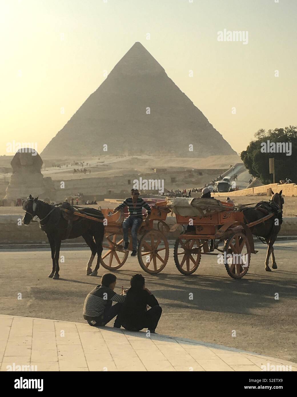 Die Ägypter vor der Sphinx und den Pyramiden von Gizeh Stockfoto