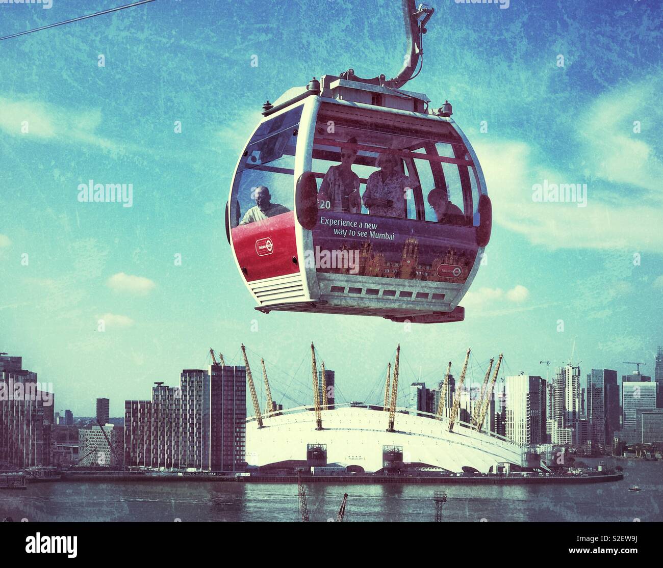 Eine Seilbahn pod reist über die O2-Arena und die Themse in London, England. Das öffentliche Verkehrssystem ist ein Teil der Londoner U-Bahn System. Foto © COLIN HOSKINS. - Smartphone-aufgenommenes Stockfoto
