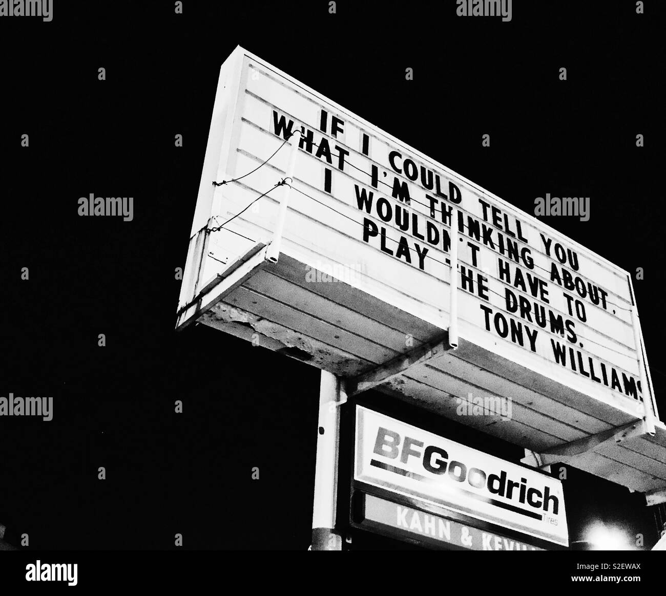 Wenn ich könnte, würde ich nicht. Am Straßenrand Banner im Stadtzentrum von San Francisco mit dem Zitat von Jazz drummer Tony Williams. San Francisco, CA, USA. 27. August 2017 Stockfoto