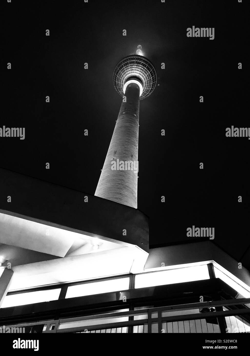 Schwarz-weiß Bild der Fernsehturm in Berlin Stockfoto
