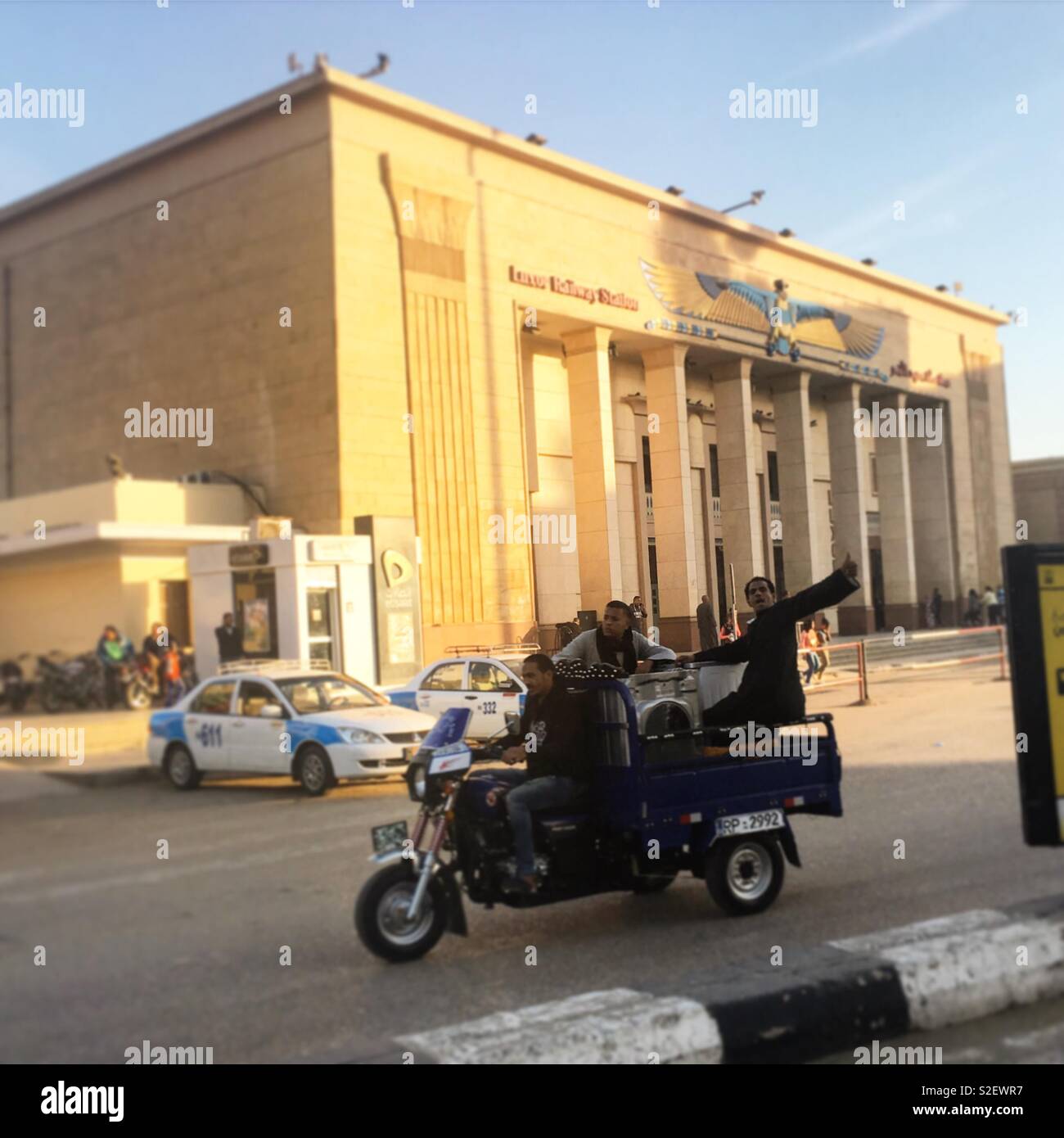 Ägypter auf einem Motorrad vor Luxor station Stockfoto