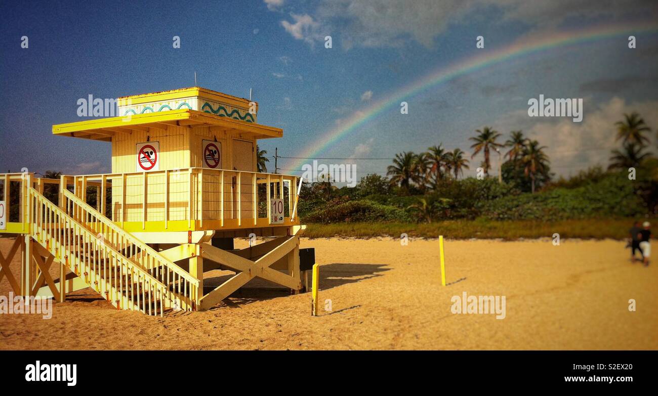 Rettungsschwimmer Haus mit Regenbogen am Strand von Miami, Florida Stockfoto