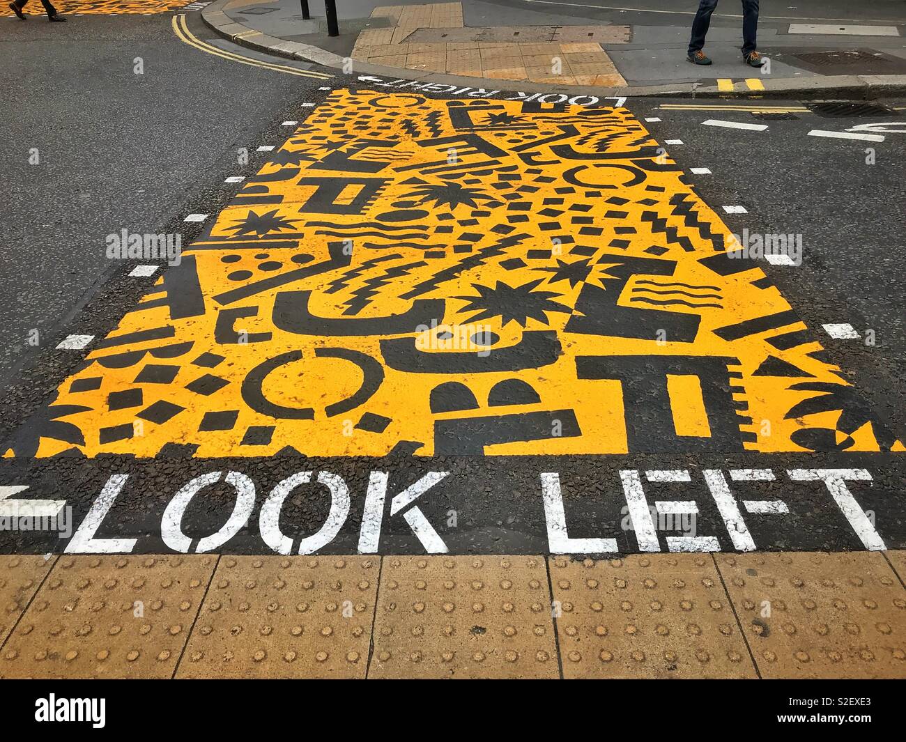 Links zu schauen! Hilfreiche Ratschläge für Fußgänger, die eine verkehrsreiche Straße in der Barbican Gegend von London, England überqueren muss. Foto © COLIN HOSKINS. Stockfoto