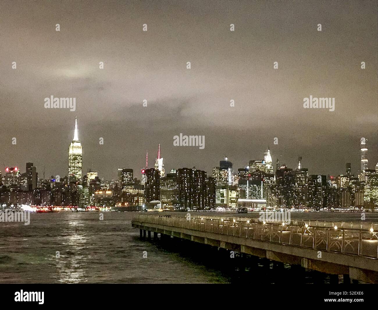 Blick auf Midtown Manhattan von Williamsburg - Smartphone-aufgenommenes Stockfoto