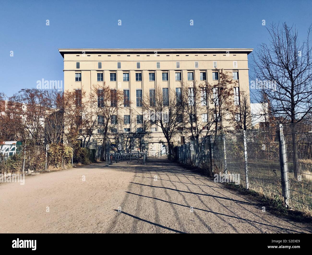 Das Gebäude der Welt-berühmten Club "Berghain" in Berlin von Tag zu Tag. Stockfoto