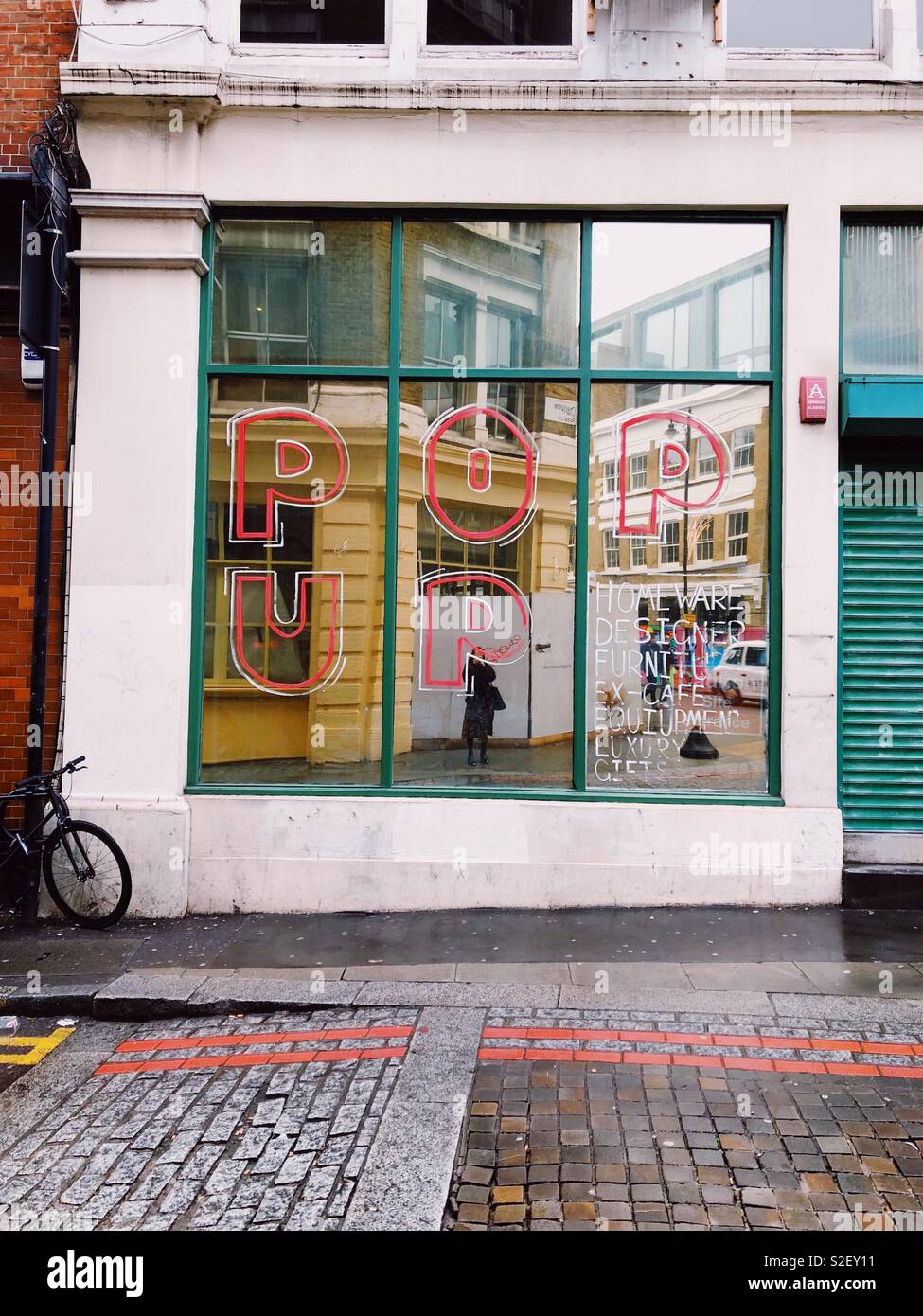 Pop up Möbel shop auf Charlotte Straße in Shoreditch, London, England Stockfoto