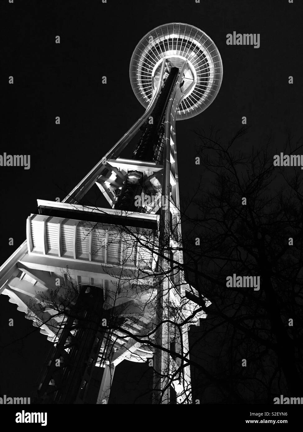 Seattle Tempo Nadel bei Nacht, in Schwarz und Weiß - Smartphone-aufgenommenes Stockfoto