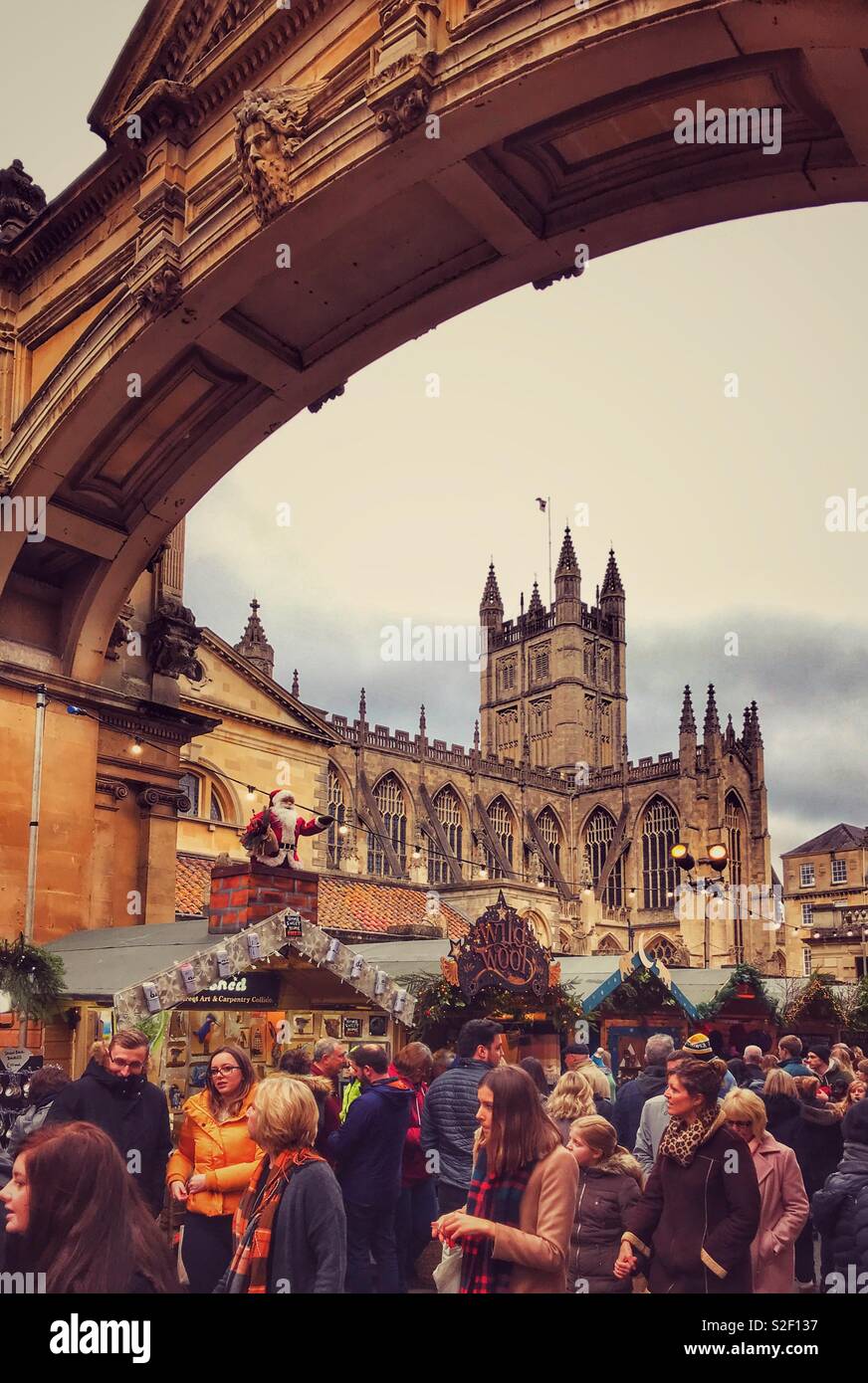 Die Abtei von Bath & die berühmten Weihnachtsmärkte. Die weltbekannte Stadt in Somerset, England ist für seine römischen Bäder & Architektur bekannt. Im Dezember viele Tausende besuchen Sie die Weihnachtsmärkte. - Smartphone-aufgenommenes Stockfoto