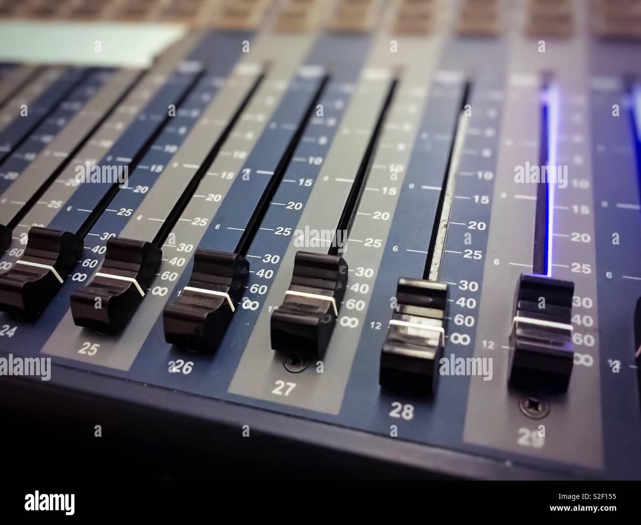 Professional Audio Mixer mit schwarzen Knöpfen sounds auszugleichen - Smartphone-aufgenommenes Stockfoto