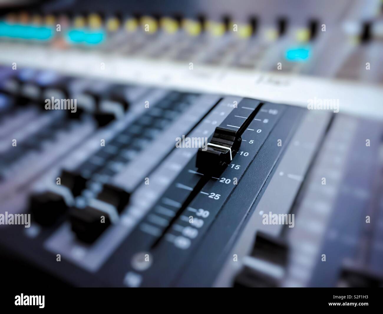 Professional Audio Mixer mit schwarzen Knöpfen sounds auszugleichen. Audio Studio Recording Tool. Musik und Unterhaltung Konzept - Smartphone-aufgenommenes Stockfoto