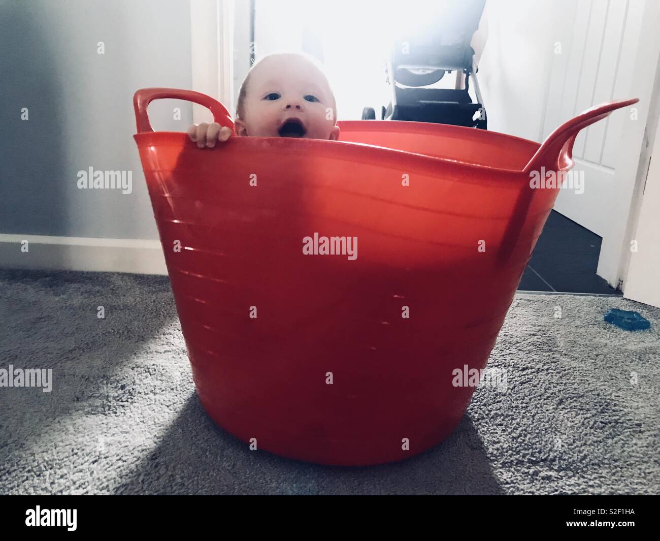 Baby in der Waschmaschine Warenkorb Stockfoto