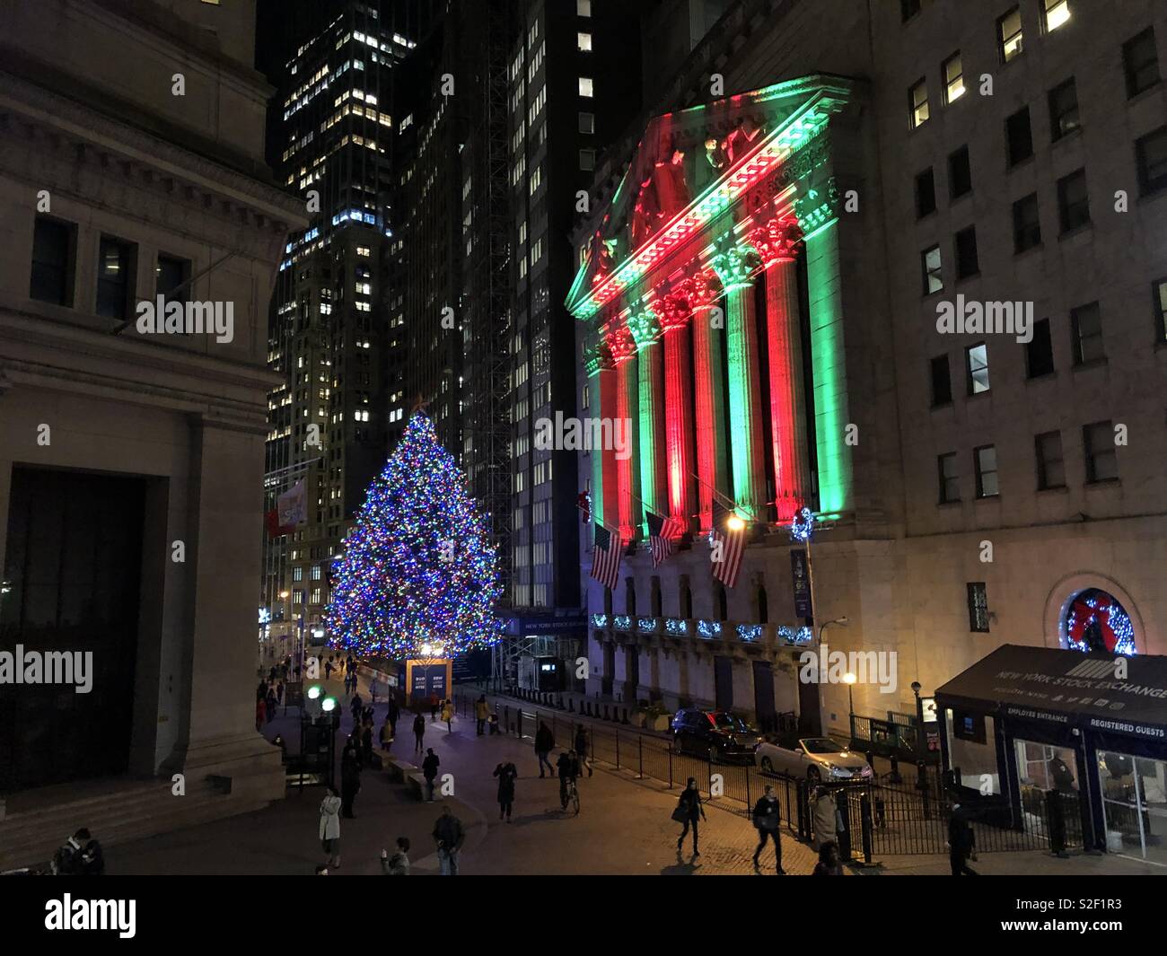 NYSE im Urlaub und US-Flagge auf Halbmast Wegen George Bush durch Kaye's Bilder in New York City 12/03/2018 genommen, Stockfoto