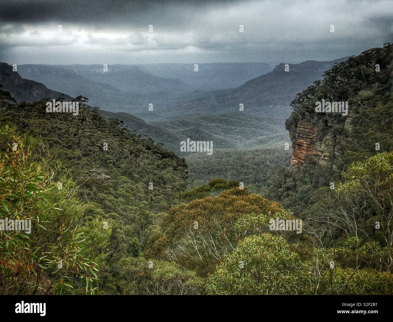 Approaching Storm, Jamison Valley, Blue Mountains National Park, NSW, Australien - Smartphone-aufgenommenes Stockfoto