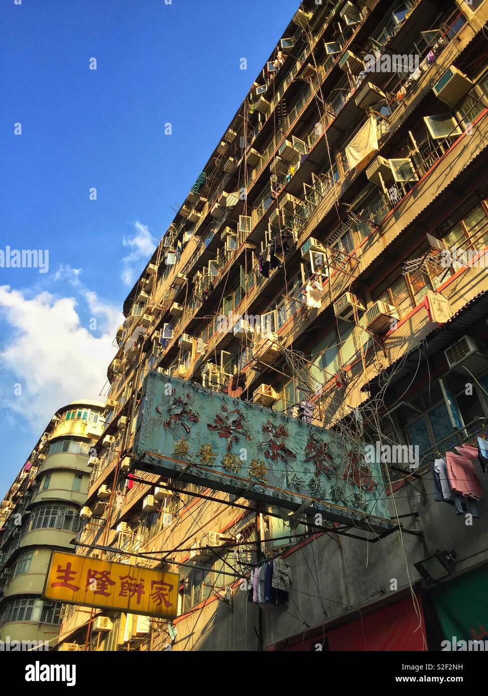 Chinesische Zeichen auf älteren Stil tenement Gebäude in Sham Shui Po, Kowloon, Hong Kong Stockfoto
