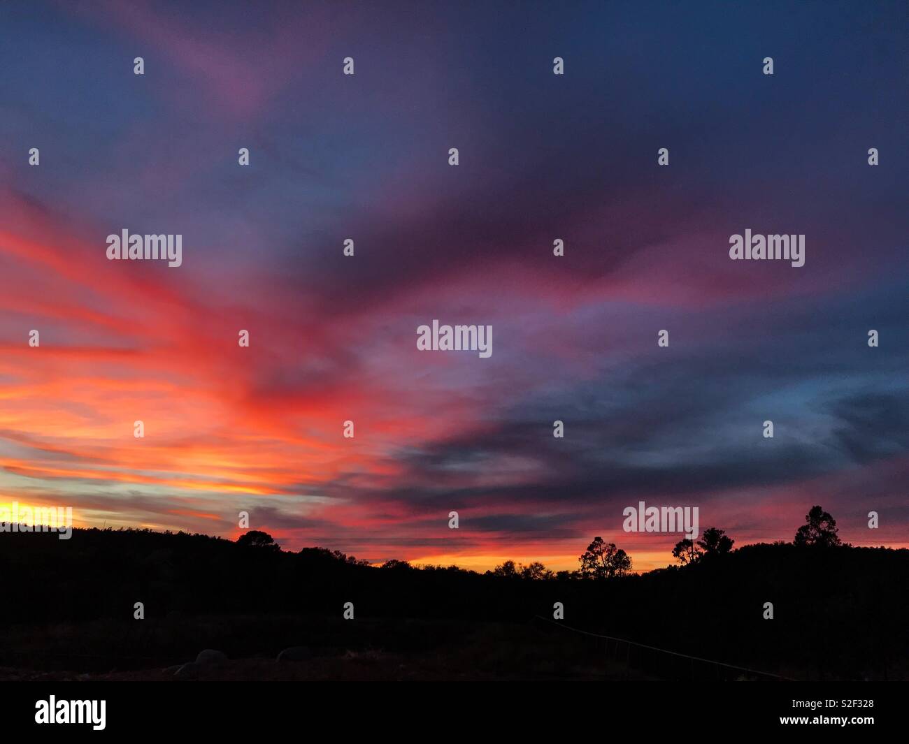 Feurigen Sonnenuntergang Himmel über dem Mogollon Rim im zentralen Arizona. Stockfoto