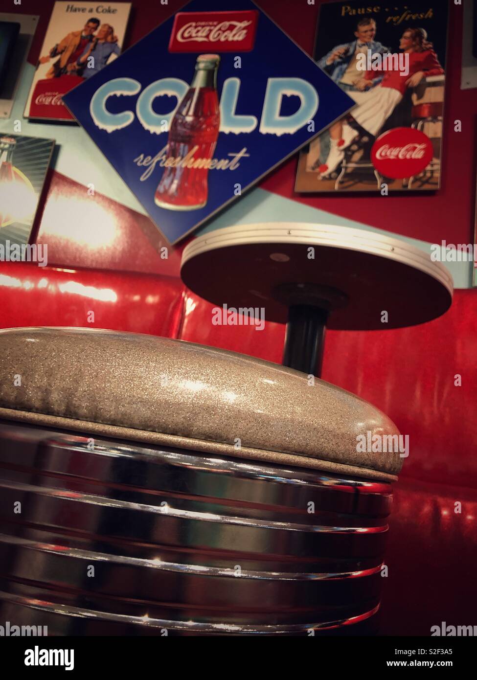 Ein vintage Soda Shop Werbung Coca Cola. - Smartphone-aufgenommenes Stockfoto