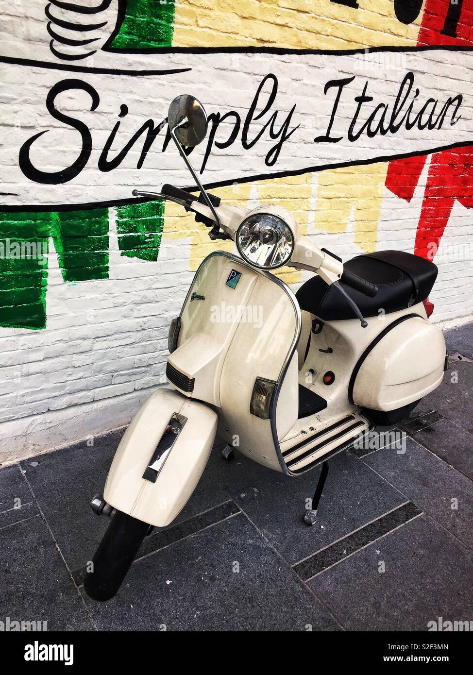 Vespa PX motor scooter mit einem Wandgemälde feiert seinen italienischen Erbe Stockfoto